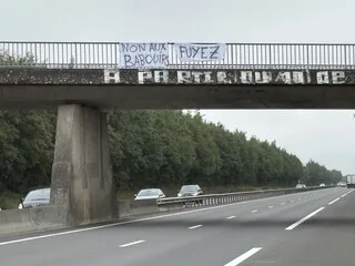DES BANDEROLES SUR DEUX PONTS SUR LA RN 24, DANS LE SENS RENNES-LORIENT, ONT INTERPELLÉ DES AUTOMOBILISTES