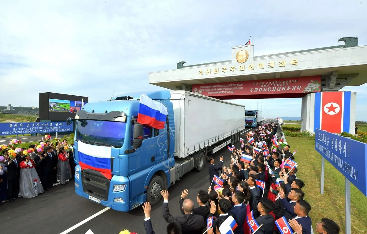 L’ALLIANCE ENTRE POUTINE ET KIM JONG-UN PASSE DÉSORMAIS PAR LA ROUTE