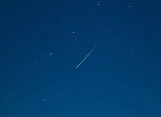 « ALERTE BOLIDE » : QU’EST-CE QUE CETTE BOULE DE FEU QUI A TRAVERSÉ LE CIEL DE PARIS CETTE NUIT ?