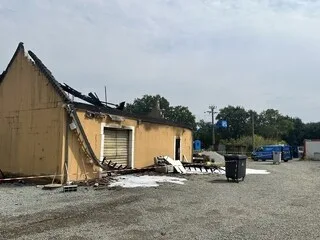 ORAGES : LA FOUDRE FAIT TOMBER LA LIGNE ÉLECTRIQUE, UN GARAGE AVEC DES VOITURES DE COLLECTION PREND FEU