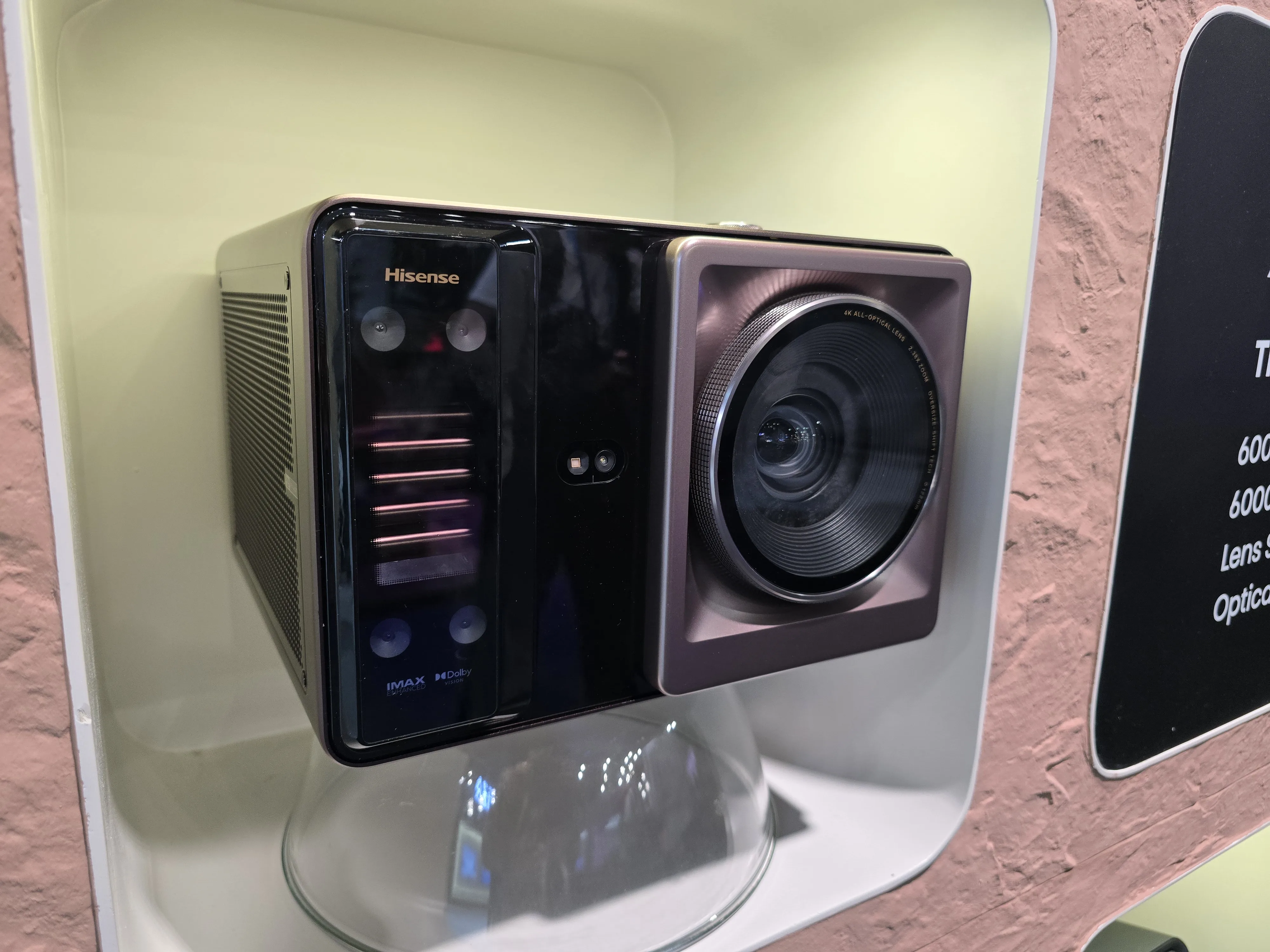 LE VIDÉOPROJECTEUR LE PLUS AMBITIEUX D’HISENSE DÉBARQUE EN FRANCE À PRÈS DE 6 000 EUROS