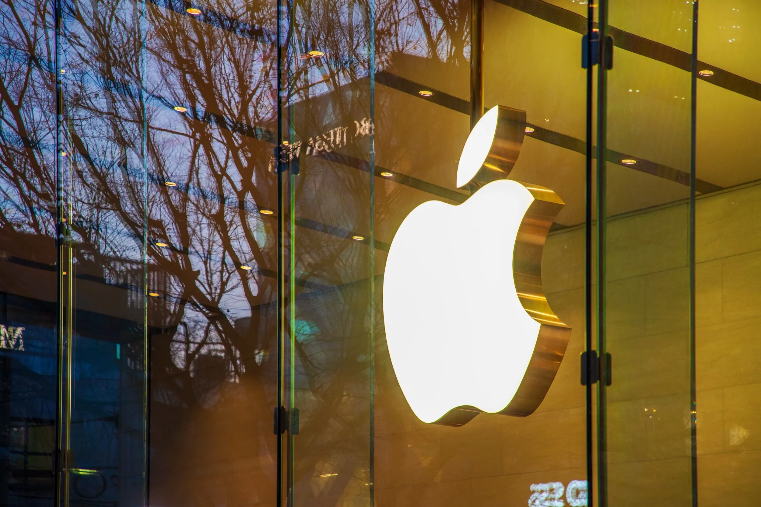 AVEC DES PROFITS EN HAUSSE DE 27%, APPLE BAT LES ATTENTES DE WALL STREET, MAIS L’ACTION RECULE QUAND MÊME