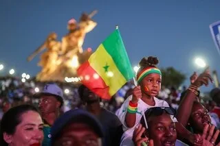 VERT, JAUNE ET ROUGE : POURQUOI DE NOMBREUX PAYS D’AFRIQUE PORTENT CES TROIS COULEURS SUR LEURS DRAPEAUX ?