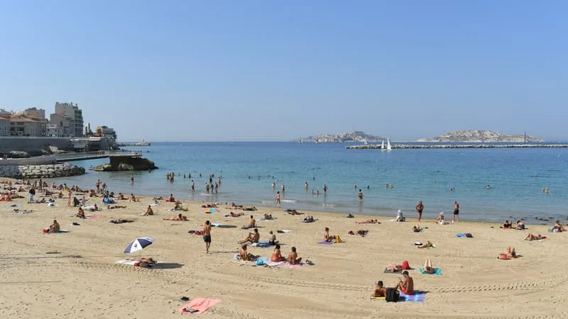 « NOUS SOMMES SUR DES TEMPÉRATURES ANORMALEMENT ÉLEVÉES »: À MARSEILLE, L’EAU EST À 28°C ET LES BAIGNEURS SONT EN SURCHAUFFE