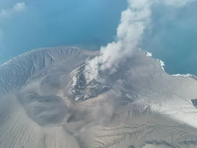 L’ÉRUPTION DU ANAK KRAKATAO BLOQUE DES MILLIERS DE PASSAGERS DANS LES AÉROPORTS INDONÉSIENS
