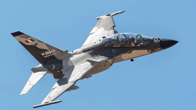 QUATRE ANS APRÈS SA MÉGA-COMMANDE DE RAFALE, L’INDONÉSIE SE TOURNE VERS L’ITALIEN LEONARDO POUR MODERNISER SA FLOTTE AVEC 12 CHASSEURS LÉGERS M-346