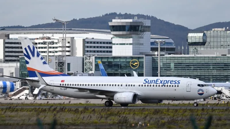 « DES ENFANTS ET DES BÉBÉS SE SONT ÉVANOUIS »: UNE PANNE DE CLIMATISATION POUSSE AU-DELÀ DES 50 DEGRÉS LA TEMPÉRATURE DANS LA CABINE D’UN AVION BLOQUÉ PLUS D’UNE HEURE SUR LA PISTE DE FRANCFORT