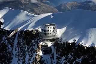 LES CHUTES DE PIERRES PERTURBENT L’ACCÈS AU MONT-BLANC