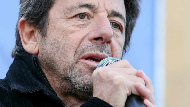« IL DEVRAIT FAIRE PREUVE DE RESPONSABILITÉ »: LA MAIRE DE DIJON « DÉSAPPROUVE TOTALEMENT » LE CONCERT DE PATRICK BRUEL PRÉVU DANS SA VILLE