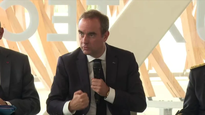 « LA RELECTURE D’UN CONTRAT D’ASSURANCE ET DES PETITES POLICES DEVIENT UN OBSTACLE INSURMONTABLE »: SÉBASTIEN LECORNU PRÉVIENT QU’IL DÉNONCERA LES ASSUREURS QUI « NE JOUERONT PAS LE JEU » APRÈS LES INCENDIES