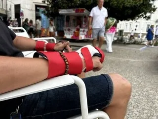 « J’AVAIS PEUR QU’IL SORTE SON ARME » : DEUX MAINS FRACTURÉES APRÈS UNE ARRESTATION AUX SABLES-D’OLONNE, L’IGPN SAISIE