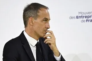 « MÉGA À LA RAMASSE », « DANSE DU VENTRE À MACRON » : RAPHAËL GLUCKSMANN SE PAYE JEAN-LUC MÉLENCHON ET SÉGOLÈNE ROYAL