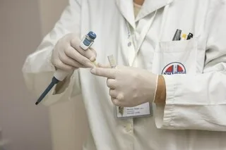 TUBERCULOSE DANS LE VAL-DE-MARNE : DEUX NOUVEAUX CAS IDENTIFIÉS ET PRIS EN CHARGE GRÂCE À L’ENQUÊTE D’ENTOURAGE