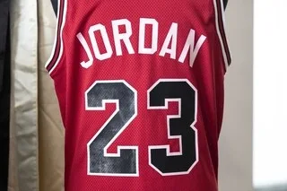 UN MAILLOT DE MICHAEL JORDAN VENDU POUR UNE SOMME RECORD COMPLÈTEMENT FOLLE