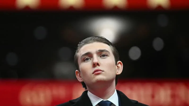 « OÙ TUER BARRON TRUMP? »: LA TÊTE DU FILS DE DONALD TRUMP MISE À PRIX POUR 10 MILLIONS DE DOLLARS EN IRAN DANS UNE VIDÉO DIFFUSÉE À LA TÉLÉVISION IRANIENNE