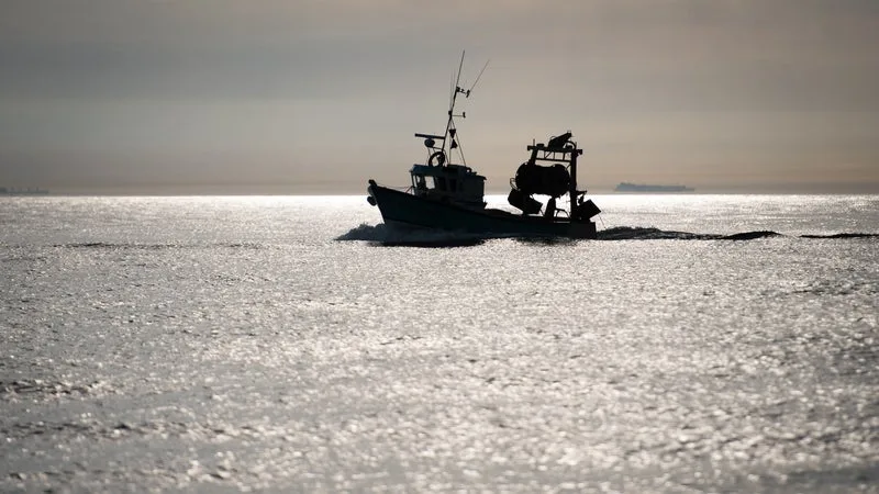 NAUFRAGE D’UN CHALUTIER FRANÇAIS DANS LA MANCHE: LES RECHERCHES POUR RETROUVER DEUX PÊCHEURS DISPARUS ARRÊTÉES