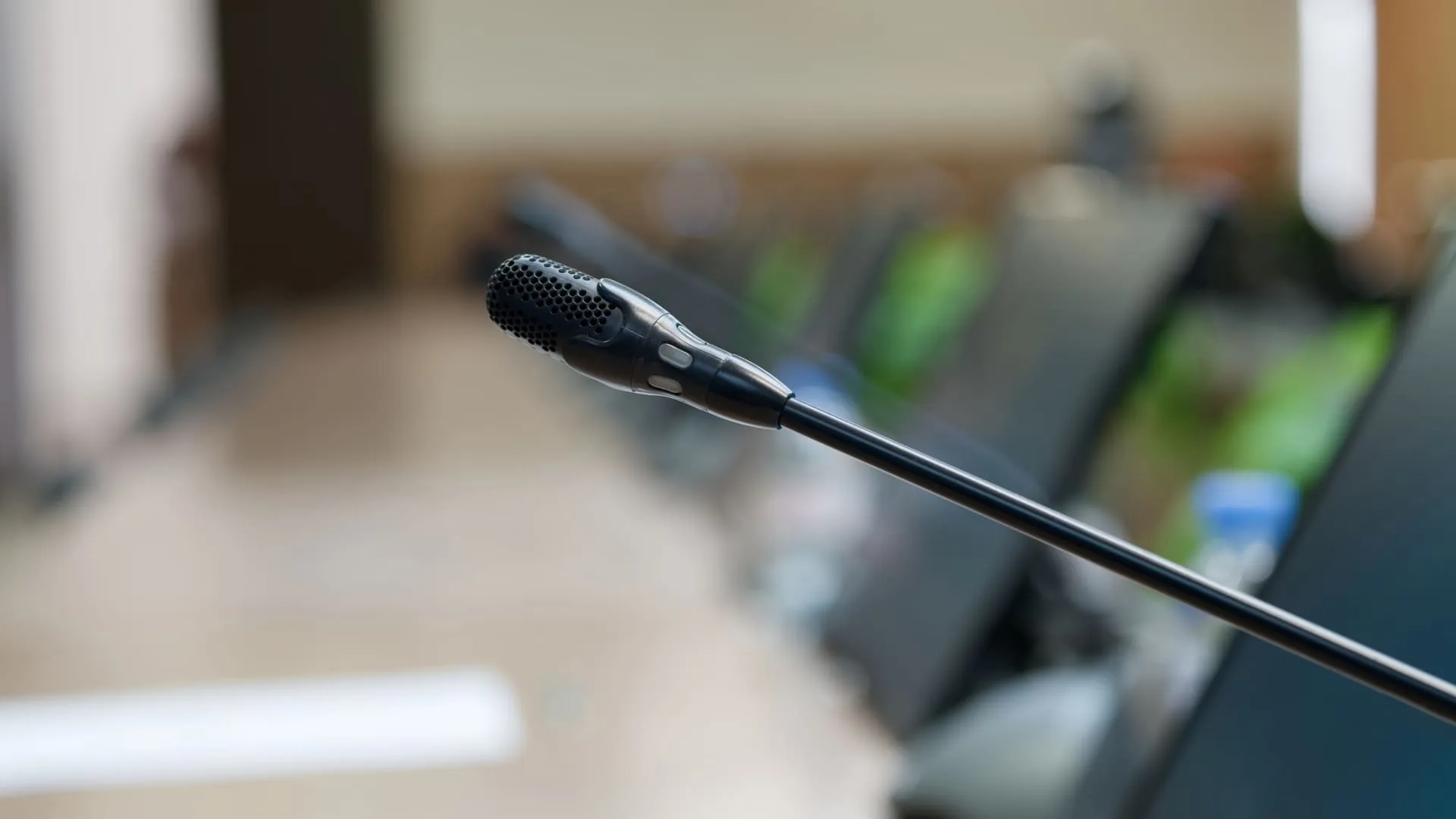 UN INGÉNIEUR D’OPENAI ARRÊTÉ POUR AVOIR CACHÉ UN MOUCHARD DANS UNE SALLE DE RÉUNION DE LA DIRECTION