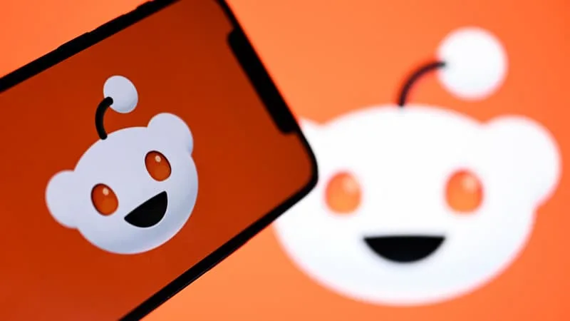 25.000 MESSAGES INDÉSIRABLES ET 2 MILLIONS DE VOTES BLOQUÉS PAR JOUR: FACE AUX RISQUES DE MANIPULATION VIA SA PLATEFORME ET AUX CONTENUS GÉNÉRÉS PAR IA, REDDIT MISE… SUR L’IA