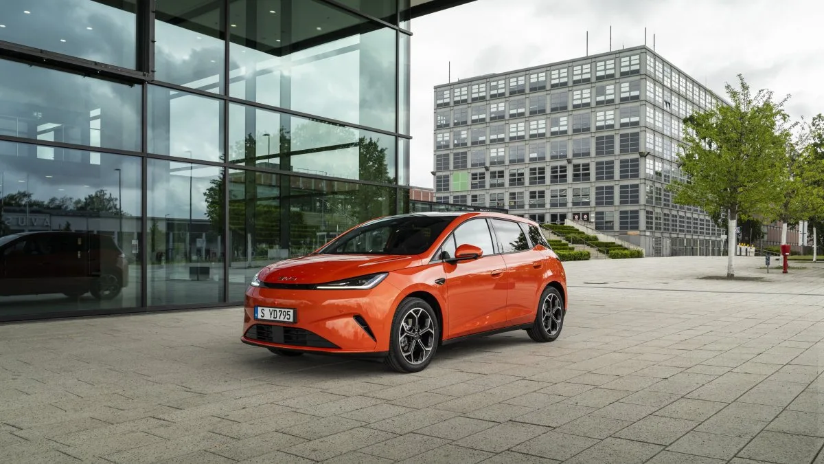LA PREMIÈRE VOITURE BYD RÉSERVÉE À L’EUROPE EST HYBRIDE : LE CONSTRUCTEUR S’EXPLIQUE SUR CE CHOIX INATTENDU