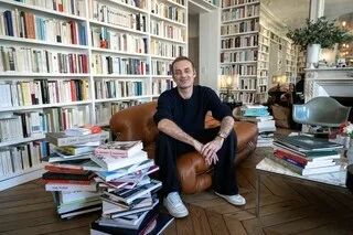 « UN VOYAGE IMMOBILE » : SUR TV5 MONDE, AUGUSTIN TRAPENARD RACONTE TRENTE LIVRES FRANCOPHONES