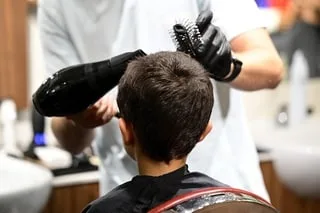 SURCHAUFFE, DÉFAUTS D’INFORMATION… DES SÈCHE-CHEVEUX VENDUS SUR DES PLATEFORMES EN LIGNE PRÉSENTENT DES RISQUES