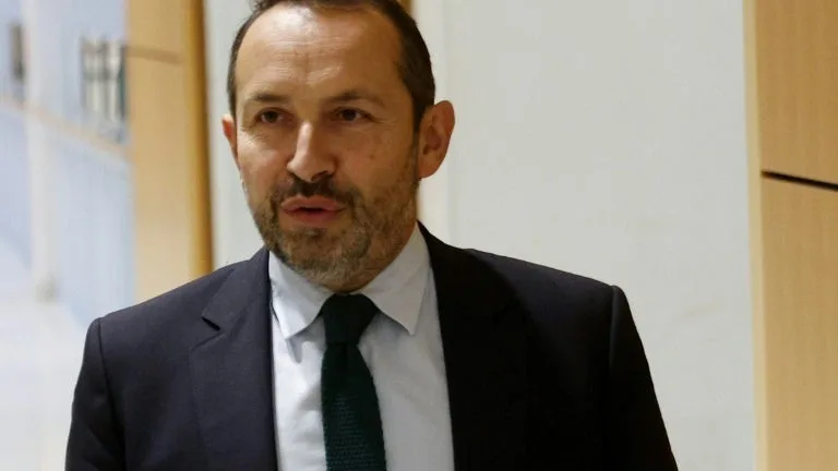LE PATRON DES DÉPUTÉS RN SÉBASTIEN CHENU NIE TOUTE « RESPONSABILITÉ COLLECTIVE » DANS L’ATTENTAT RACISTE À TRAPPES