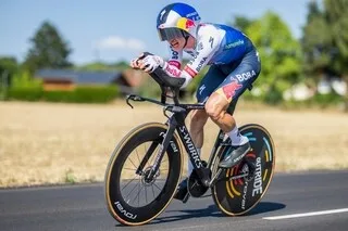 VIDÉO TOUR DE FRANCE. LA TERRIBLE CHUTE ET L’ABANDON DE LIPOWITZ DANS UNE DESCENTE DU CONTRE-LA-MONTRE DE LA 16E ÉTAPE