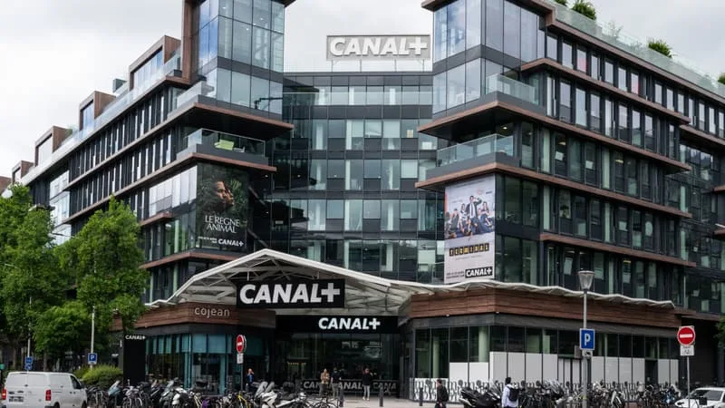 APRÈS LA TRIBUNE ANTI-BOLLORÉ ET LA POLÉMIQUE À CANNES, LE MILLIARD D’EUROS PROMIS PAR CANAL+ RASSURE LE SECTEUR DU CINÉMA FRANÇAIS