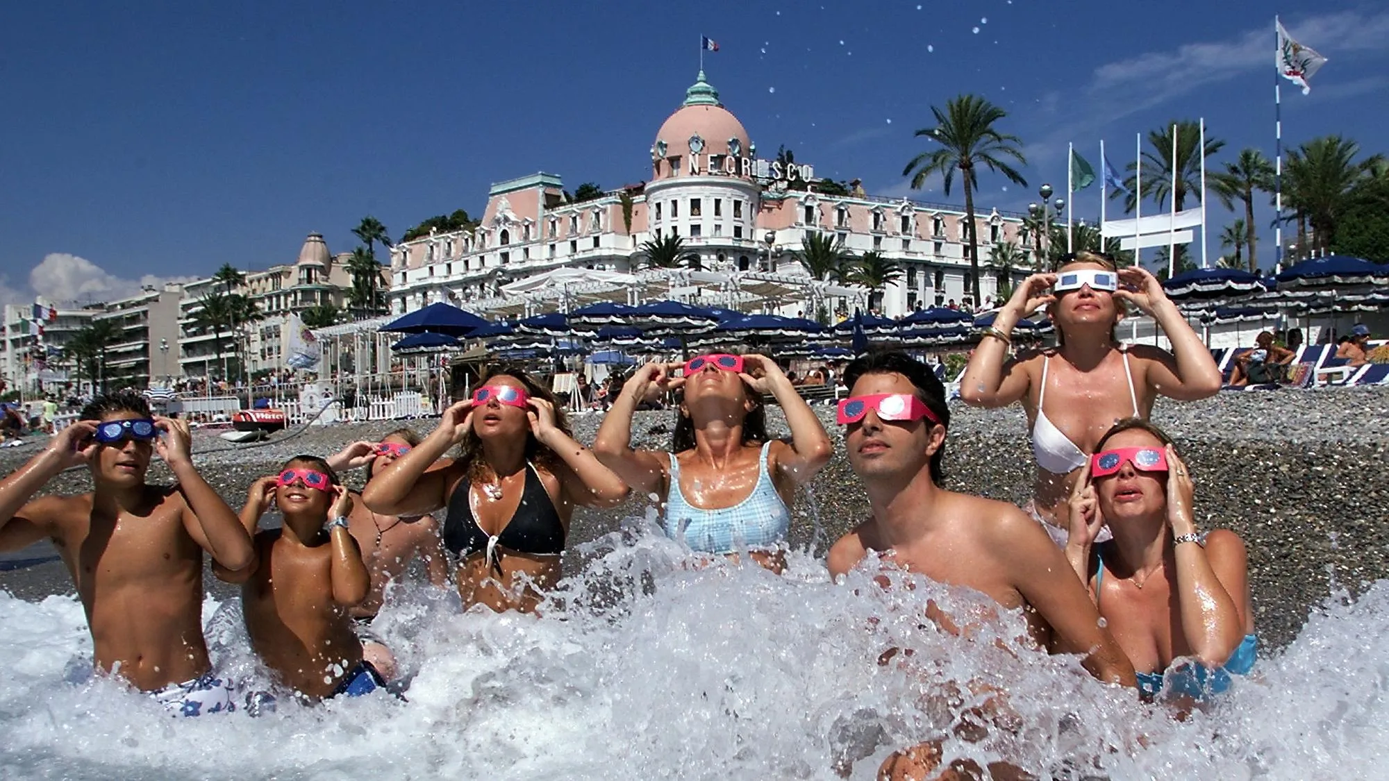 « UN PIQUE-NIQUE ORIGINAL » : POUR ADMIRER L’ÉCLIPSE SOLAIRE, ILS ONT TOUT PRÉVU… OU PAS