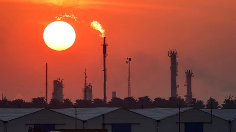 SES EXPORTATIONS VIA ORMUZ SONT PASSÉES DE 93 MILLIONS DE BARILS PAR MOIS À 10 MILLIONS À CAUSE DU CONFLIT AU MOYEN-ORIENT: L’IRAK PENSE POUVOIR RETROUVER SA PRODUCTION DE PÉTROLE D’AVANT-GUERRE « D’ICI UN À DEUX MOIS »