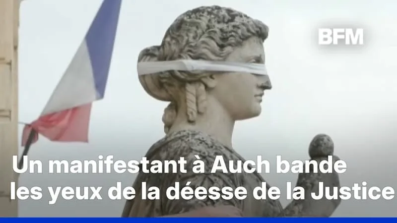 RASSEMBLEMENTS POUR LYHANNA: UN MANIFESTANT BANDE LES YEUX DE LA DÉESSE DE LA JUSTICE THÉMIS À AUCH