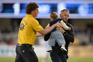 « COMMENT A-T-IL PU ALLER AUSSI LOIN ? » : UN BÉBÉ S’INTRODUIT SUR LE TERRAIN EN PLEIN MATCH DE FOOTBALL AUX ÉTATS-UNIS