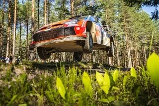 WRC. SÉBASTIEN OGIER VICTIME D’UNE TERRIBLE SORTIE DE ROUTE LORS DU RALLYE DE FINLANDE, LA COURSE INTERROMPUE