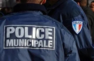 MENOTTÉ PAR LA POLICE DANS LES HAUTS-DE-SEINE, IL PROFITE DE TIRS DE MORTIERS SUR LEUR VOITURE POUR S’ÉCHAPPER