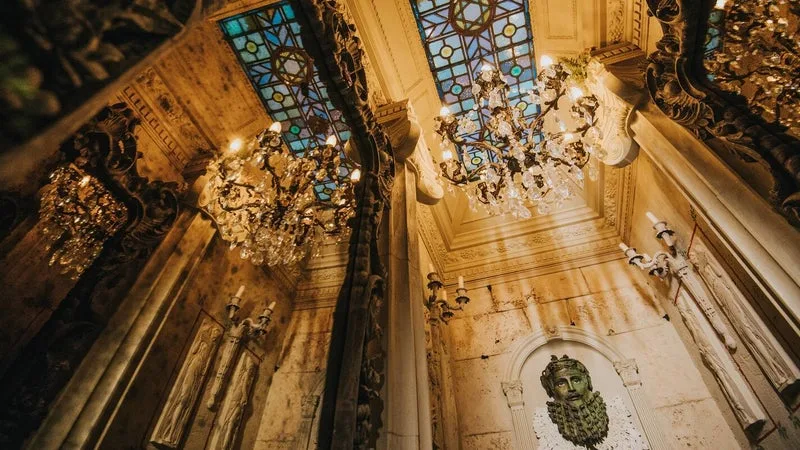 BOISERIES SOMBRES, VELOURS, CHAMBRES À LA BOUGIE ET LÉGENDES MACABRES, LE TOURISME GOTHIQUE S’IMPOSE EN 2027 COMME LA NOUVELLE EXPÉRIENCE QUI FAIT FRISSONNER LES VACANCIERS
