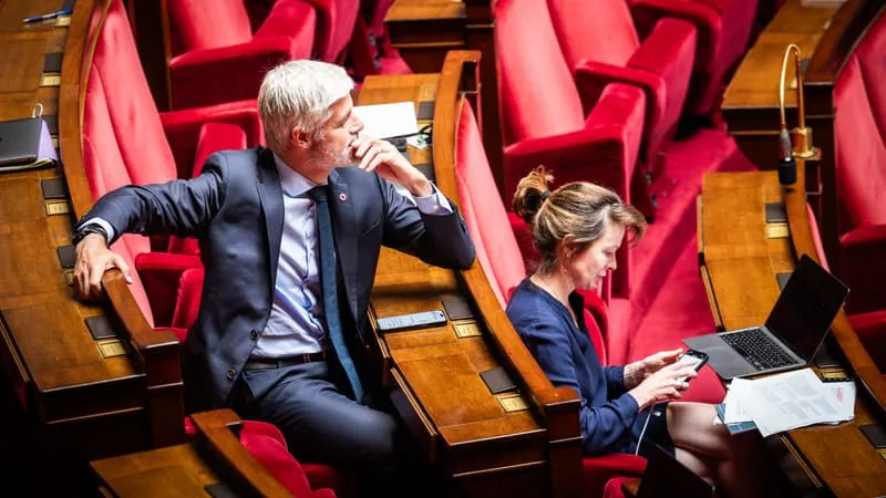« DES TRÈS FORTS DIFFÉRENDS À SURMONTER »: LAURENT WAUQUIEZ JUSTIFIE SA MAIN TENDUE À ÉDOUARD PHILIPPE POUR LA PRÉSIDENTIELLE