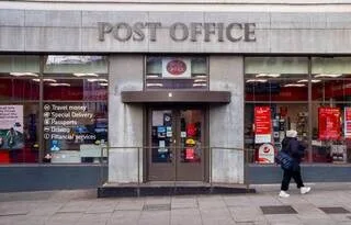COMMENT, PENDANT 15 ANS, LA POSTE DE CE PAYS A ACCUSÉ À TORT DES CENTAINES D’EMPLOYÉS DE DÉTOURNEMENT DE FONDS