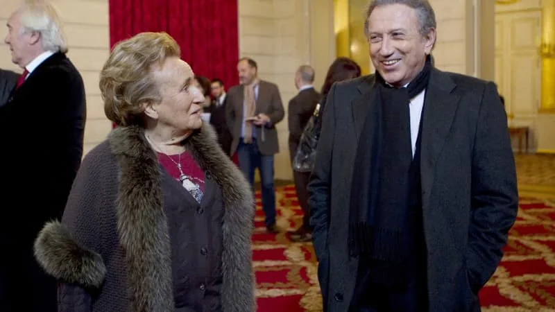 « C’ÉTAIT UN PEU LA REINE MÈRE »: MICHEL DRUCKER REND HOMMAGE À BERNADETTE CHIRAC SUR BFMTV