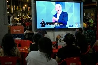 ÉLECTIONS AU BRÉSIL : LES MOTS ONT FUSÉ LORS DU DERNIER DÉBAT ENTRE LULA ET LE FILS BOLSONARO AVANT LE SECOND TOUR