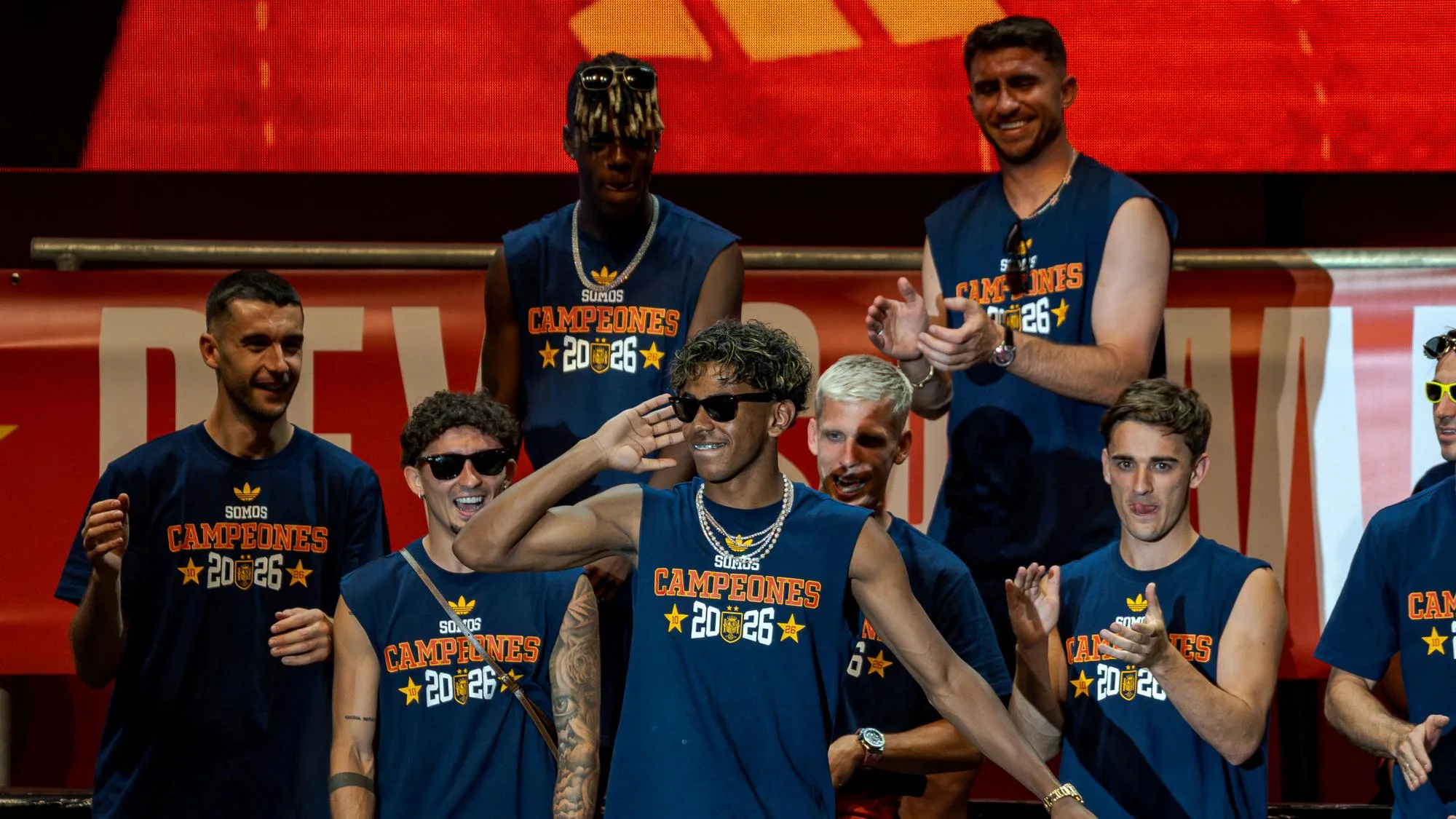 LORS DE LA PARADE À MADRID, LES CHAMPIONS DU MONDE ESPAGNOLS ONT FAIT PASSER BEAUCOUP DE MESSAGES