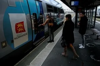 TRAINS SUPPRIMÉS, RETARDS… JOURNÉE NOIRE SUR LA LIGNE PARIS-GRANVILLE APRÈS LE VOL DE 250 M DE CÂBLES PRÈS D’ARGENTAN