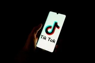 À 28 ANS, IL PROPOSE « DES CÂLINS À L’HÔTEL » À UNE JEUNE FILLE DE 12 ANS RENCONTRÉE SUR TIKTOK
