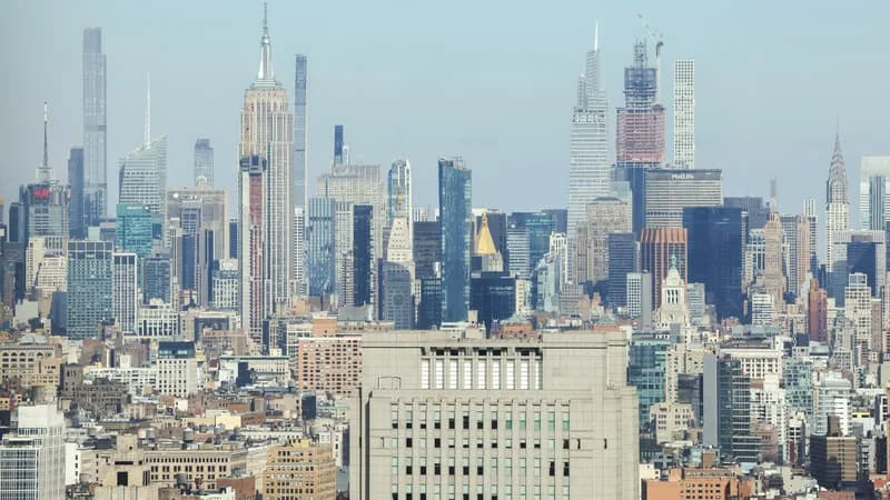 LE LOYER D’UN STUDIO COMMENCE À 3.995 DOLLARS PAR MOIS: À NEW YORK, LES PROMOTEURS MISENT SUR LA TRANSFORMATION DE BUREAUX DE PLUS EN PLUS VIDES EN LOGEMENTS (DES PROJETS RESTENT TRÈS HAUT-DE-GAMME DANS UN MARCHÉ OÙ LES LOYERS EXPLOSENT)