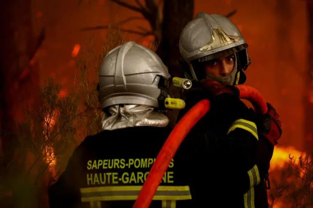 INCENDIES : MACRON RÉUNIT UNE CELLULE DE CRISE ALORS QUE LE FEU SE RAPPROCHE DE BORDEAUX