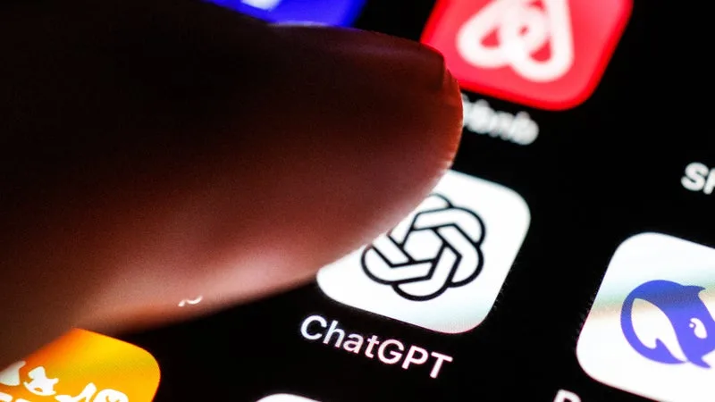 ILS SONT AU COEUR DES ACCUSATIONS AUTOUR DU ROMAN « C’ÉTAIT ÇA OU MOURIR »: COMMENT FONCTIONNENT LES DÉTECTEURS DE TEXTES GÉNÉRÉS PAR INTELLIGENCE ARTIFICIELLE ET SONT-ILS VRAIMENT FIABLES?