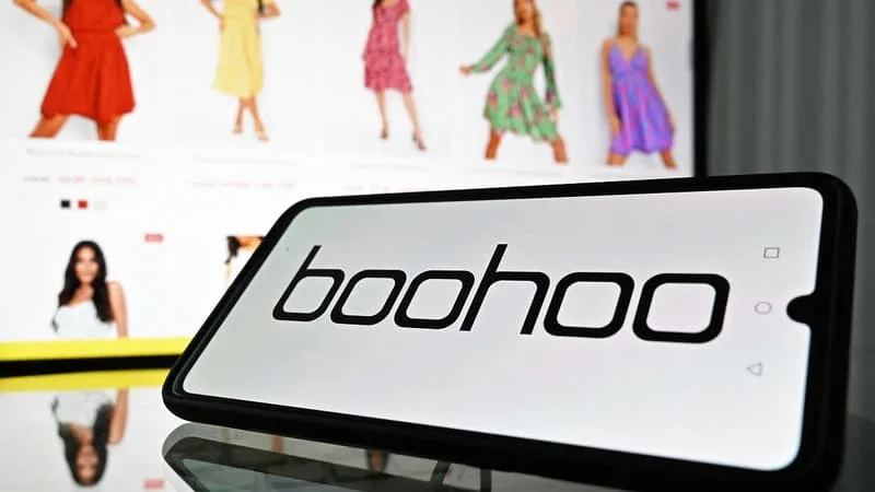 FAUSSES PROMOTIONS, ERREURS DE COMPOSITIONS… LA MARQUE DE VÊTEMENTS BOOHOO ÉCOPE DE 2,3 MILLIONS D’EUROS D’AMENDE
