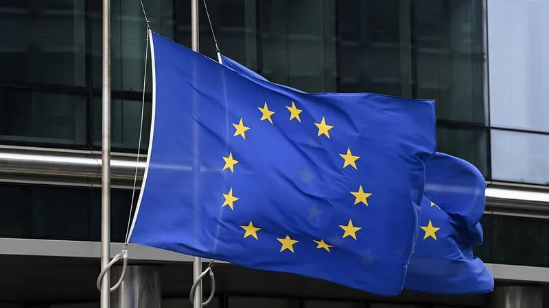 LES CONTENUS GÉNÉRÉS PAR IA DEVRONT DÉSORMAIS ÊTRE ÉTIQUETÉS: L’UE SE DOTE DE NOUVEAUX POUVOIRS POUR RÉGULER L’INTELLIGENCE ARTIFICIELLE (LES AMENDES PEUVENT ALLER JUSQU’À 7% DU CHIFFRE D’AFFAIRES)