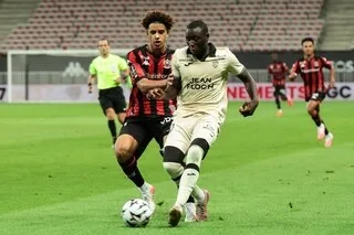 FC LORIENT. « JE NE SUIS PAS LÀ POUR LES METTRE EN DIFFICULTÉ » : POURQUOI LA DÉFENSE À CINQ A-T-ELLE FAIT SON RETOUR ?