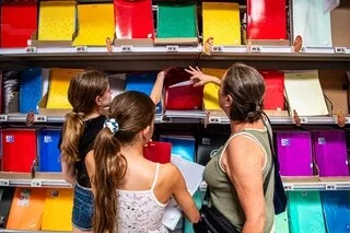 FOURNITURES SCOLAIRES : DES PRIX CONTENUS POUR CETTE RENTRÉE, MAIS CELA NE DEVRAIT PAS DURER
