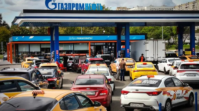 « POUR EN TROUVER, IL FAUT TRAVERSER LA MOITIÉ DE MOSCOU EN VOITURE »: LES FRAPPES UKRAINIENNES OBLIGENT LA RUSSIE À RATIONNER LE CARBURANT, UNE GALÈRE POUR LES AUTOMOBILISTES DE LA CAPITALE